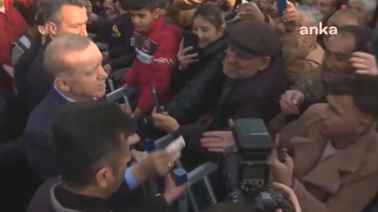 Ρεσιτάλ λαϊκισμού από τον Ερντογάν: Μοιράζει χρήματα στα σεισμόπληκτα παιδιά μπροστά στις κάμερες