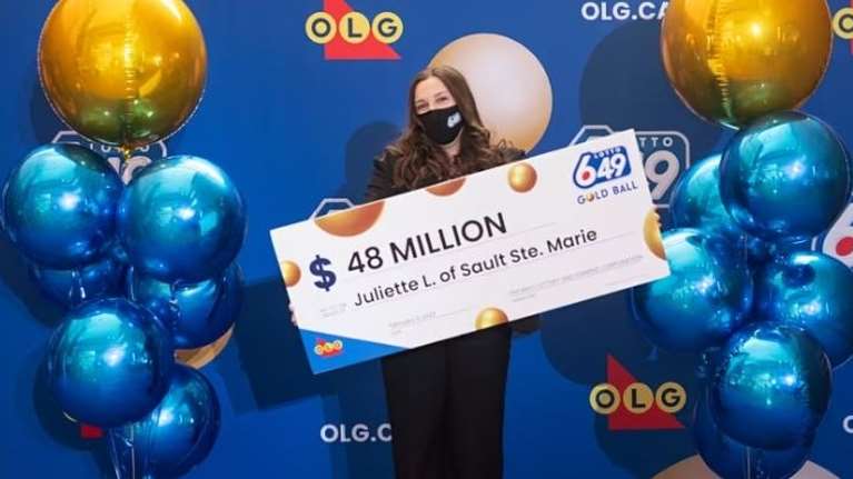 Τύχη της πρωτάρας: 18χρονη Καναδη αγόρασε έναν λαχνό για πρώτη φορά στη ζωή της και κέρδισε 48 εκατομμύρια δολάρια