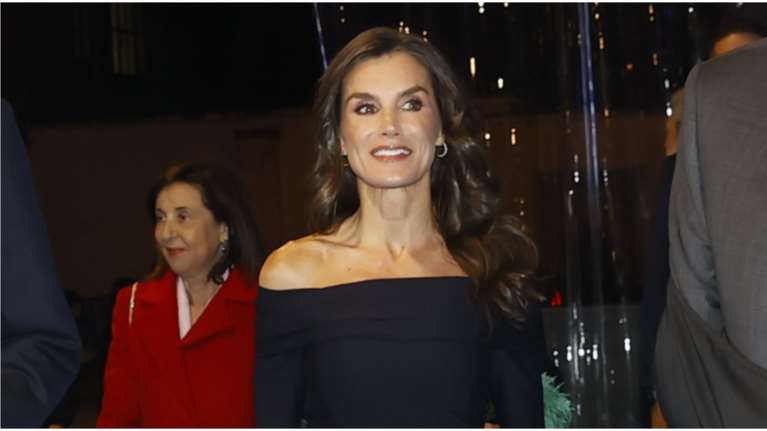 Έξω οι ώμοι: Η βασίλισσα Λετίσια με έξωμο μίντι φόρεμα και ασημένια slingbacks σε επίσημη έξοδο