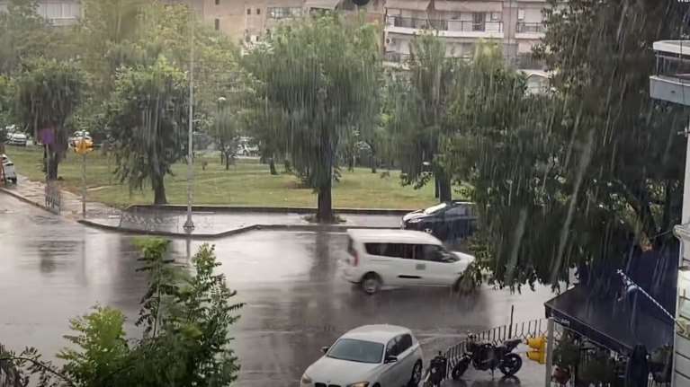 Θεσσαλονίκη: Ξαφνικό μπουρίνι στη Θεσσαλονίκη - Έπεσε χαλάζι στο Πανόραμα [εικόνες, βίντεο]