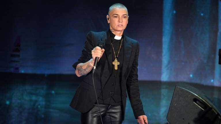 Αυτή είναι η διαθήκη της Σινέντ Ο’ Κόνορ: Οι κιθάρες, η διαχείριση των άλμπουμ της και οι στάχτες της