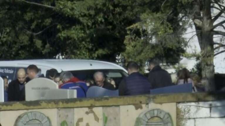 Βέροια: Επεισόδιο στην κηδεία του βρέφους - Καταγγέλλουν τον πατέρα ότι έβρισε τους συγγενείς της 37χρονης [βίντεο]