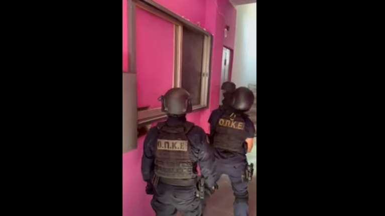 Αγία Βαρβάρα: Έφοδος της ΟΠΚΕ σε μωβ σπίτι-&quot;κατάστημα πώλησης&quot; ναρκωτικών - Τα έκαιγαν σε σόμπα για να τα εξαφανίσουν