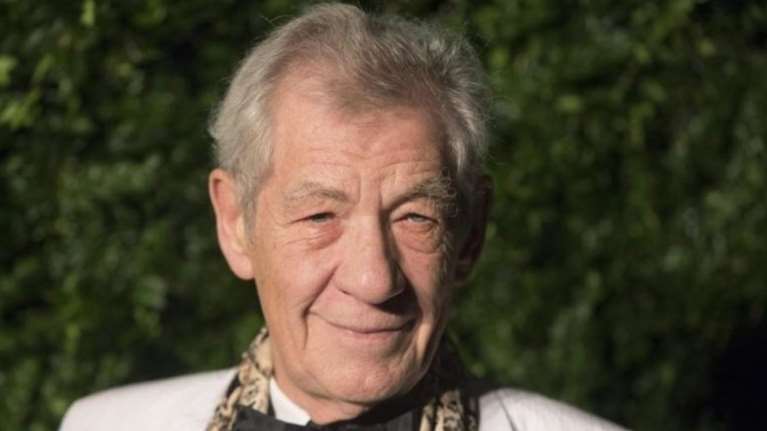 Στο νοσοκομείο ο &quot;Γκάνταλφ: Ο διάσημος Ίαν Μακ Κέλεν έπεσε από τη σκηνή κατά τη διάρκεια παράστασης