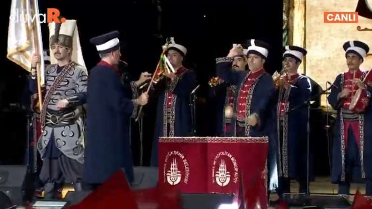 Ο Ιμάμογλου ξεπέρασε τον...Ερντογάν: Κιτς σόου με γενίτσαρους για την Άλωση της Πόλης [βίντεο]