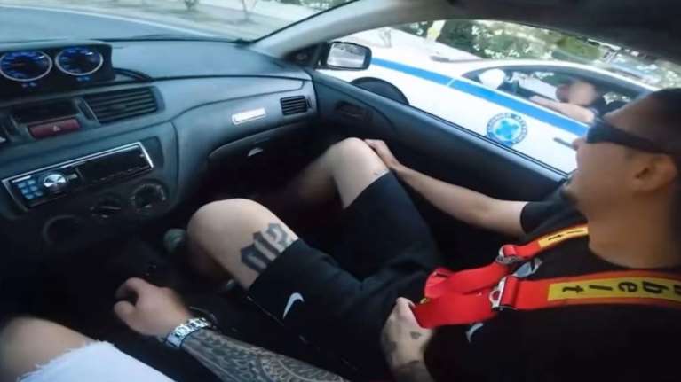 Σάλος με αστυνομικό: Ενθαρρύνει οδηγό σε πειραγμένο αμάξι 600 ίππων με νίτρο να το "ανοίξει"- "Να σε δω έτσι για πλάκα"