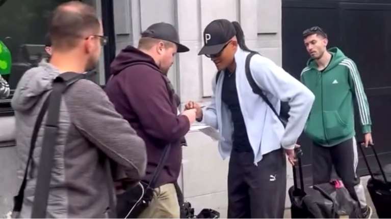 Νέα επικά βίντεο με Καραλή και Τεντόγλου: Σταμάτησαν τον Μανόλο για αυτόγραφα, δεν... αναγνώρισαν τον Μίλτο