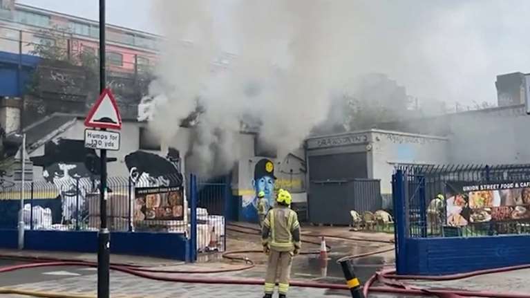 Πυρκαγιά στο Λονδίνο κοντά στο London Bridge: Διακόπηκαν τα δρομολόγια τρένων [βίντεο]