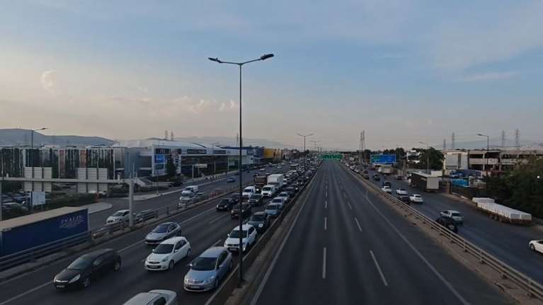 Απίστευτο μποτιλιάρισμα στον Κηφισό: Εξετράπη φορτηγάκι, κινδυνεύει να πέσει κολώνα φωτισμού - Έκλεισε το ρεύμα προς Λαμία [βίντεο]