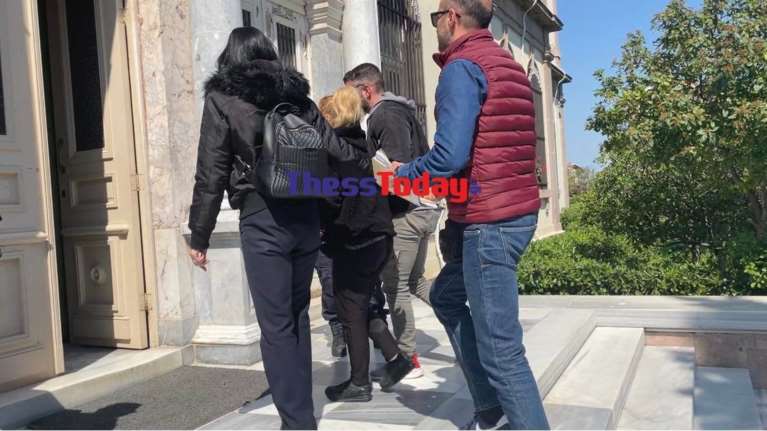 Μυτιλήνη: "Μάλλον πιωμένη ήταν" λέει ο πατέρας της 49χρονης που πυρπόλησε τον σύζυγό της