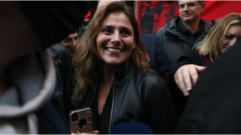 Μπέτυ Μπαζιάνα: Η διαφορετική εμφάνιση με εφαρμοστό τζιν και δερμάτινο στην Αθήνα