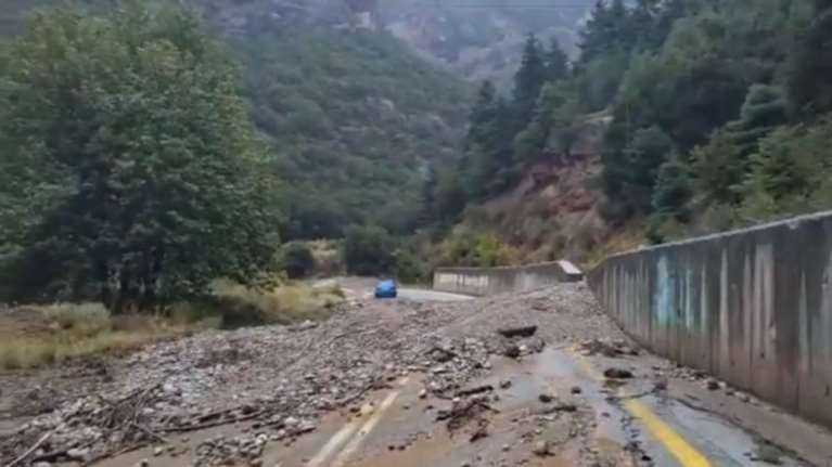 Καλάβρυτα: Ισχυρή καταιγίδα προκάλεσε κατολίσθηση - Εκτός λειτουργίας ο Οδοντωτός [Βίντεο]