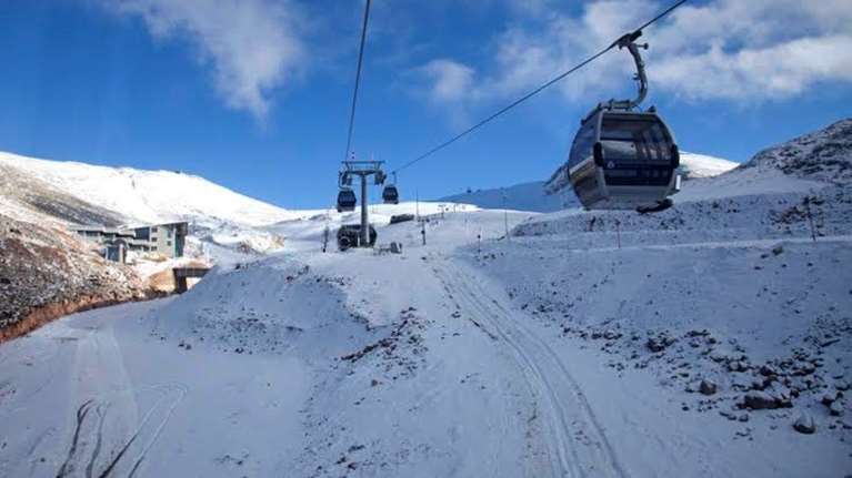 Παρνασσός: Γιατί το χιονοδρομικό κέντρο έχει "βυθιστεί" σε τέλμα - Τεράστιες ουρές και χαλασμένοι αναβατήρες
