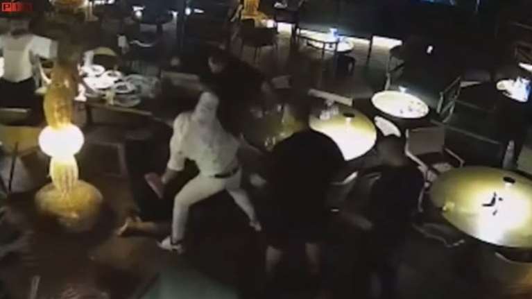 Χαλκιδική: Πώς οι αρχές εντόπισαν τον 32χρονο &quot;φουσκωτό μποξέρ&quot; - Νέες μαρτυρίες από την αιματηρή συμπλοκή στο beach bar