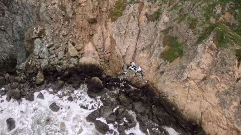 ΗΠΑ: Αυτό κι αν είναι θαύμα- Έριξε σκόπιμα το αυτοκίνητο με την οικογένειά του μέσα, σε γκρεμό 75 μέτρων- Σώθηκαν όλοι