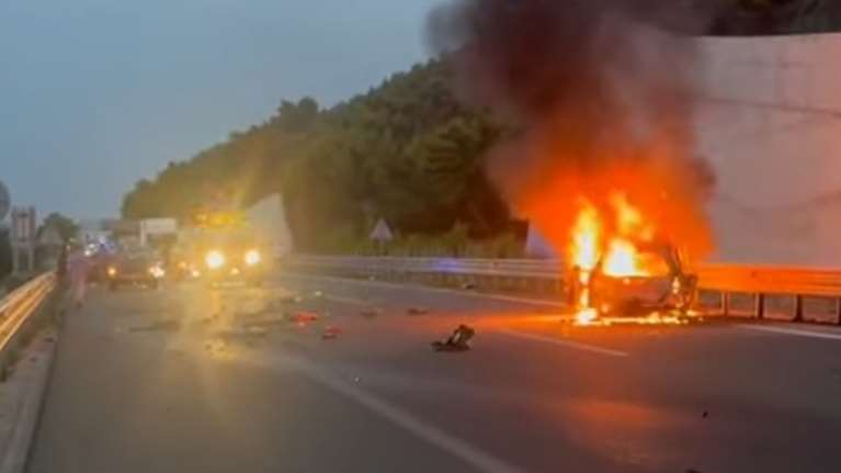 Τραγωδία στην Ολυμπία Οδό: Πώς συνέβη το τρομακτικό τροχαίο με τους 2 νεκρούς - Ενας ακόμα σε κρίσιμη κατάσταση [βίντεο]