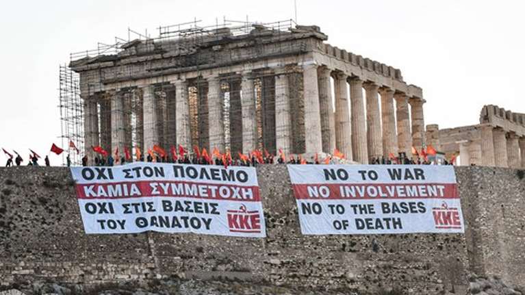 Καταγγελία Υπ. Πολιτισμού: Τα μέλη του ΚΚΕ έσπασαν με λοστούς την κεντρική πύλη της Ακρόπολης και την πύλη ασφαλείας