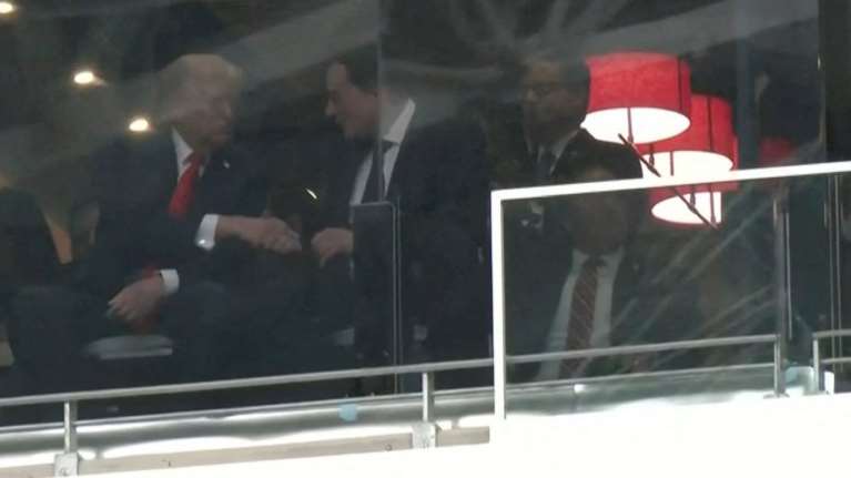 &quot;Μου έλειψες&quot; - Ντόναλντ Τραμπ και Ίλον Μασκ ξανά μαζί: Τι είπαν στην τελετή για τον αποχαιρετισμό του Τσάρλι Κερκ