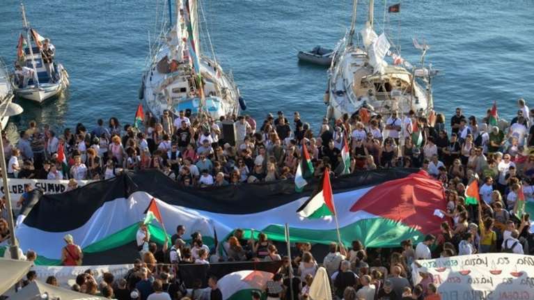 Επίθεση με drones στον &quot;Στόλο για τη Γάζα&quot; ανοιχτά της Κρήτης - Φωτοβολίδες και χημικά [βίντεο]