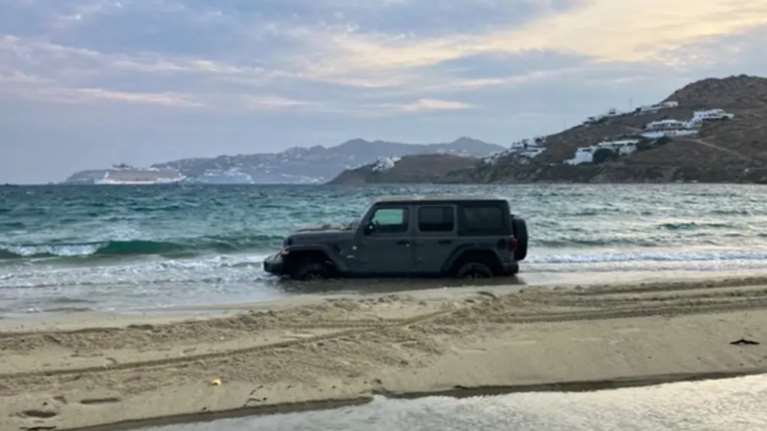 Μύκονος: Βούτηξαν στη θάλασσα με το πολυτελές τζιπ και... κόλλησαν στην άμμο μέχρι το πρωί [βίντεο]