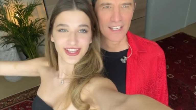 Αναστασία Ρουβά: Δημοσιεύει τους γονείς της ενώ δίνουν ένα τρυφερό φιλί σε κυκλαδίτικο σοκάκι