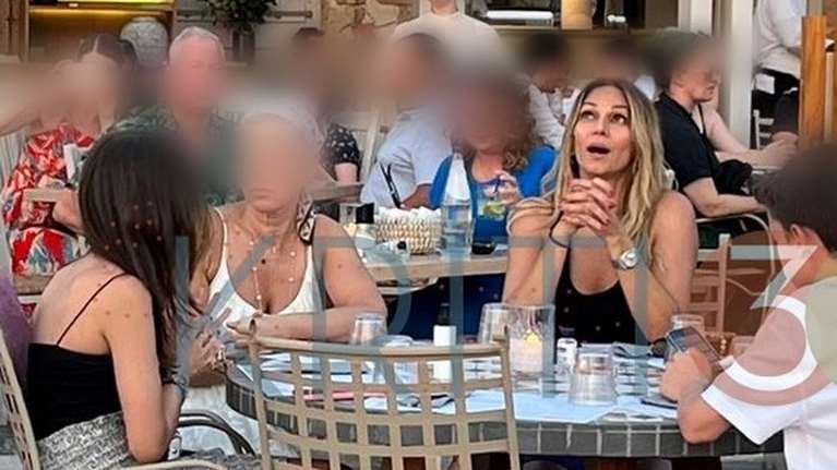 Στα Χανιά με τον γιο της η Ελλη Κοκκίνου - Εκαναν βόλτα στο Ενετικό λιμάνι [εικόνες]