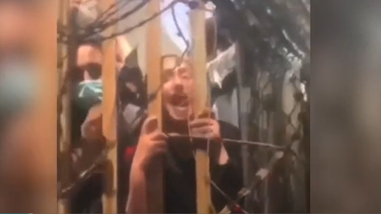 Οι πύλες της κόλασης: Αφγανές ικετεύουν στρατιώτες για βοήθεια στον φράχτη του αεροδρομίου της Καμπούλ [Βίντεο]