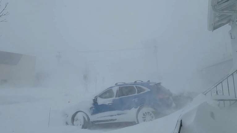 Δεκάδες νεκροί στις ΗΠΑ από τη χιονοθύελλα: Έπαθαν έμφραγμα φτυαρίζοντας το χιόνι, &quot;έσβησαν&quot; στα αυτοκίνητα [εικόνες-βίντεο]