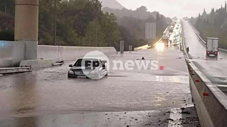 Προβλήματα από την κακοκαιρία σε Δυτική Ελλάδα και Πελοπόννησο: Πλημμύρισαν δρόμοι, εγκλωβίστηκαν οδηγοί