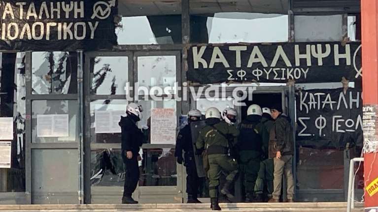 Θεσσαλονίκη: Επέμβαση των ΜΑΤ στο ΑΠΘ - Ένταση στο σημείο με φοιτητές, πάνω από 40 προσαγωγές [εικόνες-βίντεο]