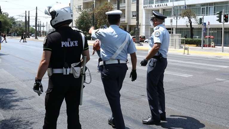 Σαφάρι της αστυνομίας για την τήρηση της καραντίνας μετά τα απανωτά κρούσματα ανευθυνότητας