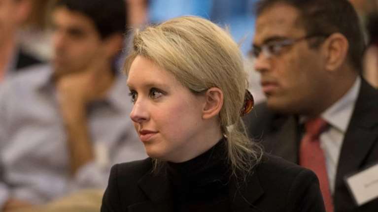 Σκάνδαλο Theranos: Ένοχη για απάτη η Ελίζαμπεθ Χολμς - Το &quot;χρυσό κορίτσι&quot; της Silicon Valley