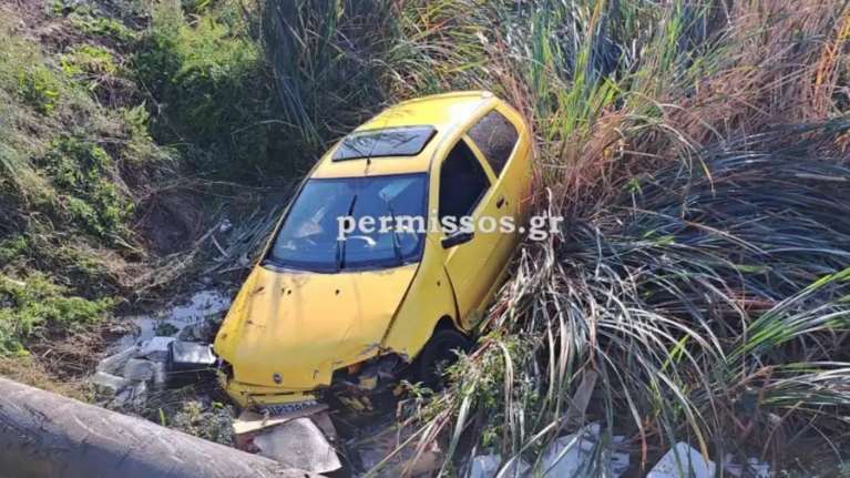 Βοιωτία: Νεκρός 34χρονος οδηγός που έπεσε σε ρέμα από ύψος 5 μέτρων [εικόνες - βίντεο]