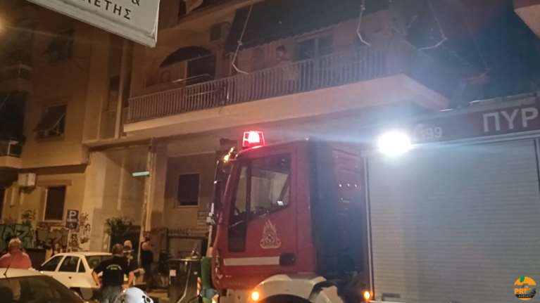 Πατήσια: Φωτιά σε διαμέρισμα τα ξημερώματα - Αστυνομικοί απεγκλώβισαν δυο ανήλικα παιδιά [βίντεο]