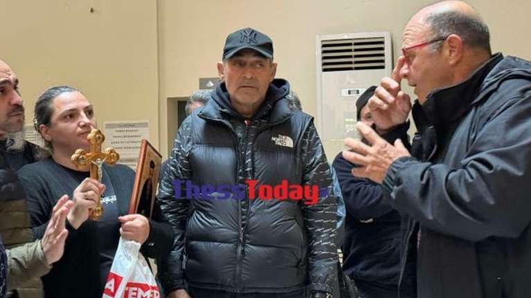 Θεσσαλονίκη: Χαμός σε εκδήλωση με ομιλητή τον καλλιτέχνη Χριστόφορο Κατσαδιώτη - &quot;Τα έργα σου εξυβρίζουν την Παναγία&quot;