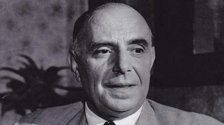 Ρετρό κλικ: Ο Ορέστης Μακρής με την κόρη του, Κατερίνα στην αυλή τους - Μία σπάνια φωτογραφία [εικόνα]