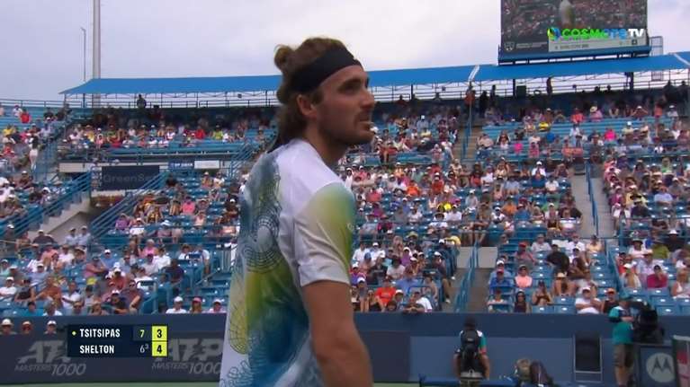 Εκνευρίστηκε με θεατή που παρίστανε τη... μέλισσα ο Τσιτσιπάς: &quot;Δεν έχει ξανασυμβεί στην καριέρα μου&quot;