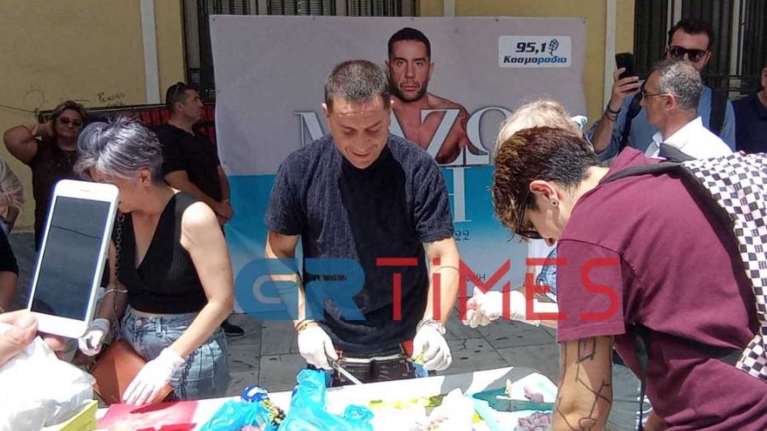 Γιώργος Μαζωνάκης: Μαγείρεψε για άστεγους παρέα με την κοινωνική κουζίνα &quot;Ο Άλλος Άνθρωπος&quot; [Βίντεο]