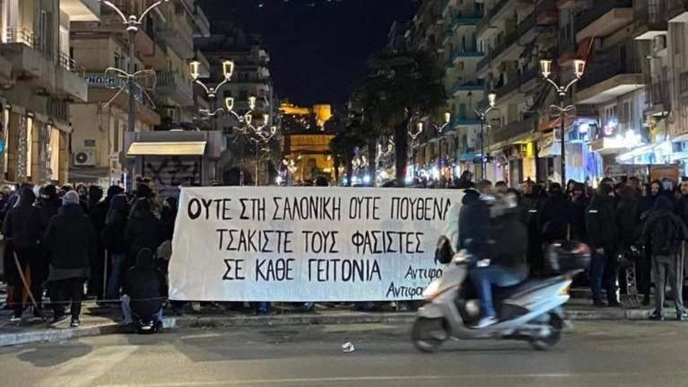 Θεσσαλονίκη: Συγκεντρώσεις αντιεξουσιαστών και εθνικιστών – Επί ποδός η Αστυνομία [εικόνες, βίντεο]