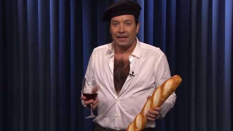 &quot;Κοριοί παντού, oh mon dieu...&quot;: Ο Τζίμι Φάλον πήρε στο ψιλό τον Μακρόν - Απίθανο σατιρικό βίντεο