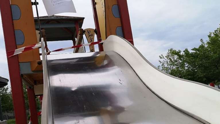 Ανατριχιαστικό ατύχημα στη Θεσσαλονίκη: Ακρωτηριάστηκε το δάχτυλο 8χρονης σε τσουλήθρα [βίντεο]