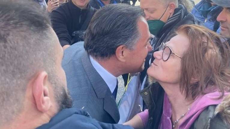 Το ΠΑΜΕ απαντά στον Γεωργιάδη: Δεν είναι δική μας η διαδηλώτρια - Έλα στη γενική απεργία να δεις &quot;αγκαλιές και φιλιά&quot;