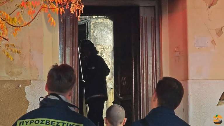 Κολωνός: Μεγάλη φωτιά σε σπίτι που έμενε ζευγάρι - Σε αμόκ ο άντρας, κατηγορούσε τη σύζυγό του [βίντεο]