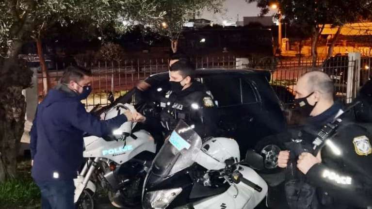 Η Πρωτοχρονιά του Νίκου Χαρδαλιά - Στον δρόμο με Πυροσβέστες και Αστυνομικούς [Εικόνες]