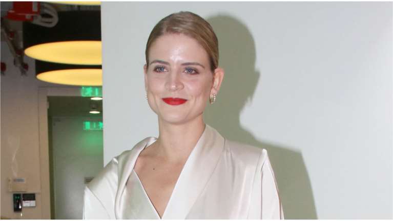 Δανάη Μιχαλάκη: Οπτασία με μίνι σατέν blazer dress και κόκκινο κραγιόν σε βραδινή έξοδο