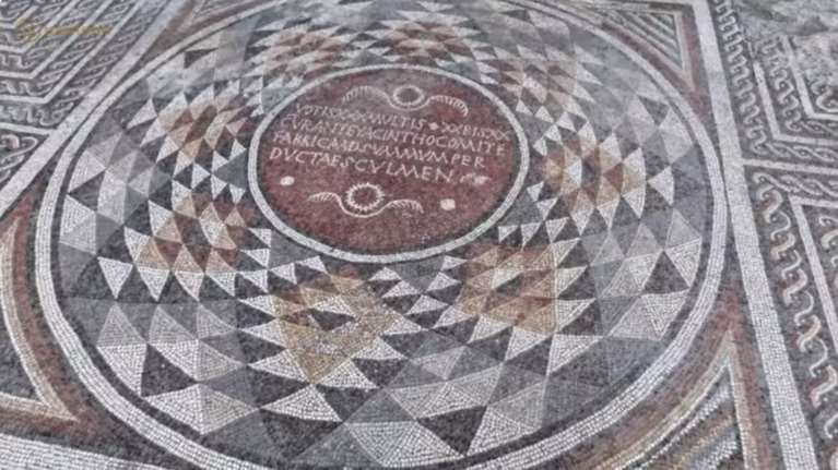 Σπουδαία ανακάλυψη στην Καππαδοκία: Μεγάλο ψηφιδωτό πολυτελούς κατοικίας με ελληνικές επιγραφές - &quot;Αν είσαι υγιής μπες&#39;&quot;