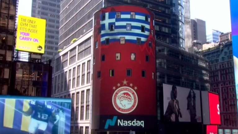 Ο Ολυμπιακός στον πύργο του Nasdaq στη Νέα Υόρκη: Τα συγχαρητήρια για την κατάκτηση του Conference League