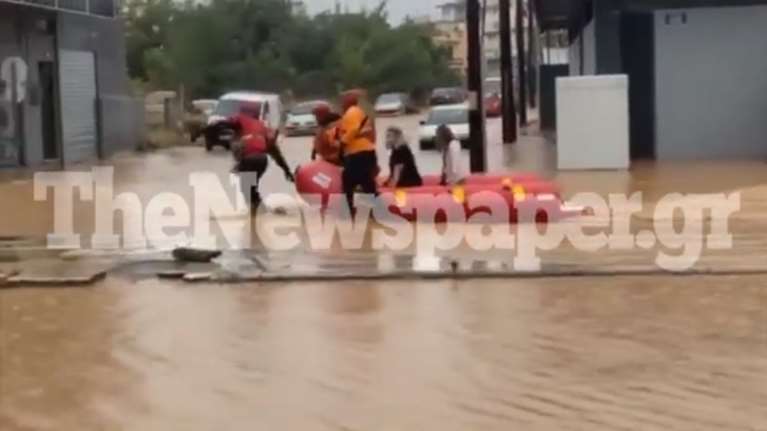 &quot;Πνίγηκε&quot; ο Βόλος από την κακοκαιρία Daniel: Απεγκλωβίζουν πολίτες με φουσκωτές βάρκες [εικόνες-βίντεο]