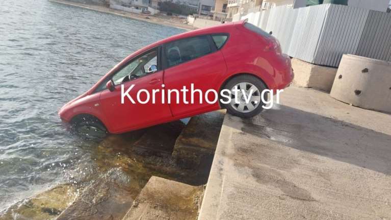 Κόρινθος: Αυτοκίνητο κατέληξε στη θάλασσα [εικόνες]