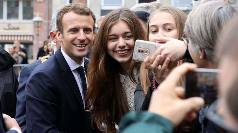 &quot;Σας θέλω&quot; λέει ο Μακρόν στους νέους τη μέρα του Αγίου Βαλεντίνου στα social media αλλά τρώει πόρτα στο Tinder